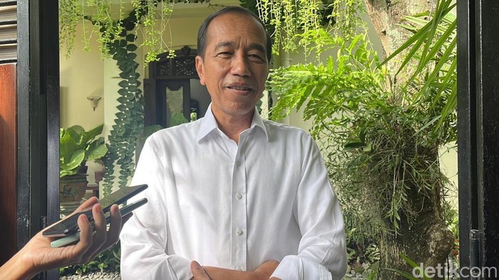Presiden ke-7 Joko Widodo ditemui di kediaman pribadinya di Sumber, Banjarsari, Solo, Selasa (3/12/2024).