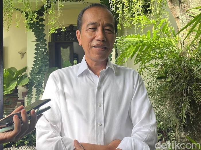 Presiden ke-7 Joko Widodo ditemui di kediaman pribadinya di Sumber, Banjarsari, Solo, Selasa (3/12/2024).