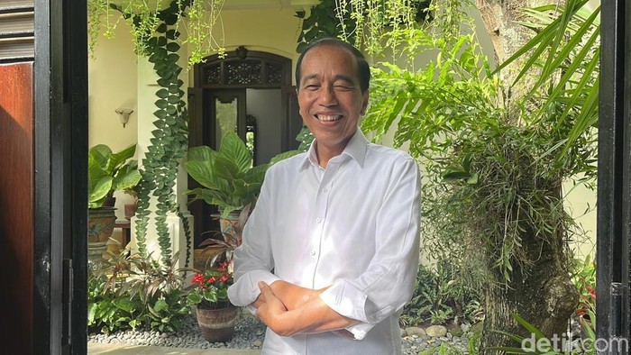 Presiden ke-7 Joko Widodo ditemui di kediaman pribadinya di Sumber, Banjarsari, Solo, Selasa (3/12/2024).