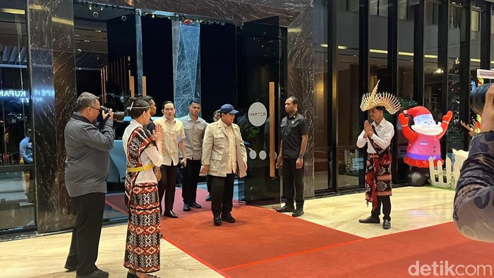 Presiden Prabowo Subianto tiba di Kupang, Nusa Tenggara Timur (NTT). Prabowo dijadwalkan menghadiri pembukaan Tanwir Muhammadiyah besok. (Eva Safitri/detikcom)