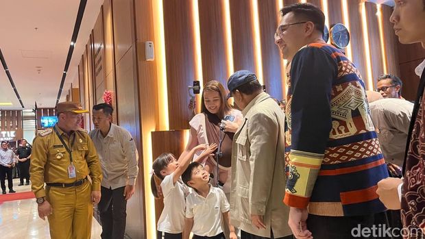 Presiden Prabowo Subianto tiba di Kupang, Nusa Tenggara Timur (NTT). Prabowo dijadwalkan menghadiri pembukaan Tanwir Muhammadiyah besok. (Eva Safitri/detikcom)