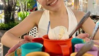 Penjual es krim lokal yang unik di Thailand tak luput dari kunjungannya. Selain es krim yang creamy, penyajiannya menggunakan gelas-gelas kecil yang cantik juga menarik perhatian Prilly. Foto: Instagram/prillylatuconsina