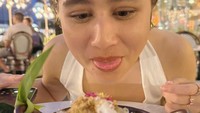Jajanan berupa dessert lokal juga menjadi menu buruannya. Ia tampak tak sabar melahap dessert yang sudah tersaji di hadapannya. Foto: Instagram/prillylatuconsina