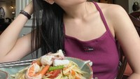 Sebelum ke Las Vegas, Prilly Latuconsina juga baru saja kembali dari Thailand. Pengalaman makan somtam di negara asalnya membuat Prilly tersenyum lebar. Foto: Instagram/prillylatuconsina