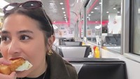 Restoran lokal yang menyajikan toast atau roti panggang di Las Vegas juga dikunjungi. Ia tampak menyantap makanannya dengan santai sekaligus beristirahat setelah lelah berkeliling. Foto: Instagram/prillylatuconsina