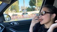 Prilly yang baru-baru ini pergi ke Amerika Serikat menyempat diri untuk kulineran di sana. Salah satunya untuk menjawab rasa penasaran terhadap cookie viral dengan merk Crumbl. Foto: Instagram/prillylatuconsina