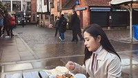 Walaupun memerhatiakn asupan makanannya tetapi Prilly tak pernah melewatkan kesempatan makan enak. Di Inggris sekalipun ia dengan santai duduk di sebuah meja kayu pinggir jalan untuk menyantap makanan lokal. Foto: Instagram/prillylatuconsina