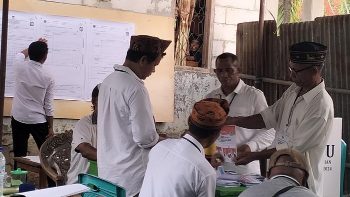 Proses penghitungan suara Pilkada Manggarai Barat 2024 di salah satu TPS di Labuan Bajo, Manggarai Barat, NTT, Rabu (27/11/2024) (Ambrosius Ardin/detikBali)