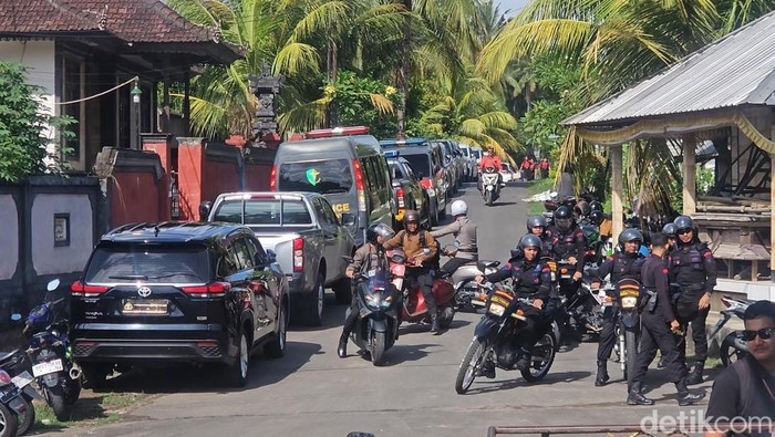 Pengamanan PSU di Tulikup, Gianyar, Selasa (3/12/2024). (Putu Krista/detikBali)