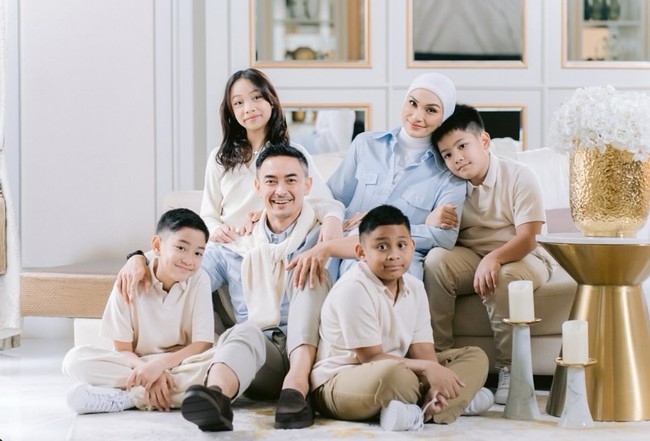 Tak hanya berdua, keempat anak Zumi Zola dan Putri Zulhas dari pernikahan sebelumnya juga ikut berpose bersama. Diketahui Zumi Zola dari pernikahan sebelumnya memiliki 2 putra, sementara Putri Zulhas memiliki seorang putra dan putri. Foto: Instagram/@putri_zulhas