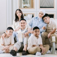 Tak hanya berdua, keempat anak Zumi Zola dan Putri Zulhas dari pernikahan sebelumnya juga ikut berpose bersama. Diketahui Zumi Zola dari pernikahan sebelumnya memiliki 2 putra, sementara Putri Zulhas memiliki seorang putra dan putri. Foto: Instagram/@putri_zulhas