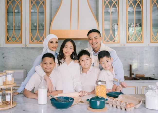 Zumi Zola dan Putri Zulhas tampil kompak mengenakan kemeja biru. Sementara keempat anak mereka kompak kenakan Polo shirt berwarna coklat muda. Foto: Instagram/@putri_zulhas