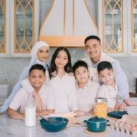 Zumi Zola dan Putri Zulhas tampil kompak mengenakan kemeja biru. Sementara keempat anak mereka kompak kenakan Polo shirt berwarna coklat muda. Foto: Instagram/@putri_zulhas