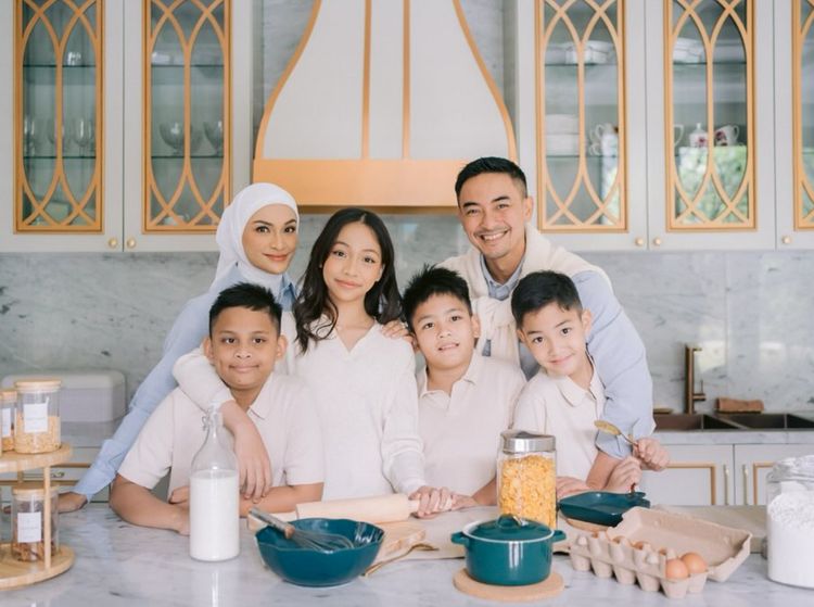 Inspirasi Prewedding di Rumah ala Putri Zulhas & Zumi Zola, Simpel nan Elegan