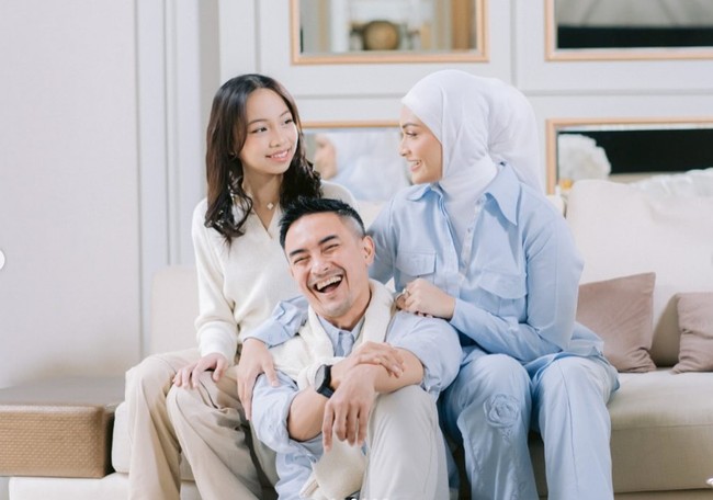 Putri Zulhas sendiri sebelumnya diketahui pernah menikah dengan anak Amien Rais, Ahmad Mumtaz Rais, pada 2011 dan bercerai pada 2022. Melihat sang bunda yang akan segera kembali menikah, anak perempuan Putri Zulhas juga terlihat ikut berbahagia. Foto: Instagram/@putri_zulhas