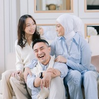 Putri Zulhas sendiri sebelumnya diketahui pernah menikah dengan anak Amien Rais, Ahmad Mumtaz Rais, pada 2011 dan bercerai pada 2022. Melihat sang bunda yang akan segera kembali menikah, anak perempuan Putri Zulhas juga terlihat ikut berbahagia. Foto: Instagram/@putri_zulhas