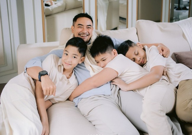 Ketiga putra Zumi dan Putri Zulhas juga tampak akur dan dekat dengan Zumi. Our new family… InsyaAllah, tulis Putri dalam keterangan unggahan Instagramnya. Foto: Instagram/@putri_zulhas