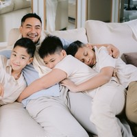 Ketiga putra Zumi dan Putri Zulhas juga tampak akur dan dekat dengan Zumi. Our new family… InsyaAllah, tulis Putri dalam keterangan unggahan Instagramnya. Foto: Instagram/@putri_zulhas