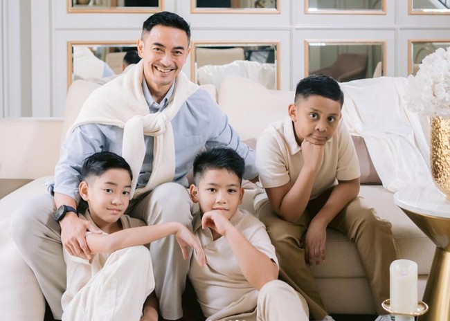 Kenakan busana casual yang terlihat rapi namun tetap santai membuat prewedding Zumi Zola dan Putri Zulhas tampak memukau dengan konsep simpel.  Foto: Instagram/@putri_zulhas