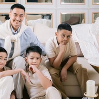 Kenakan busana casual yang terlihat rapi namun tetap santai membuat prewedding Zumi Zola dan Putri Zulhas tampak memukau dengan konsep simpel.  Foto: Instagram/@putri_zulhas