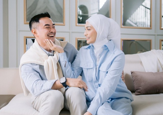 Melalui akun Instagram, Putri Zulhas dan Zumi Zola membagikan hasil foto prewedding mereka yang hanya dilakukan di rumah. Meski terdengar simpel, namun hasil foto prewedding keduanya tetap terlihat elegan dan memukau. Foto: Instagram/@putri_zulhas
