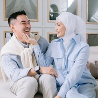 Melalui akun Instagram, Putri Zulhas dan Zumi Zola membagikan hasil foto prewedding mereka yang hanya dilakukan di rumah. Meski terdengar simpel, namun hasil foto prewedding keduanya tetap terlihat elegan dan memukau. Foto: Instagram/@putri_zulhas