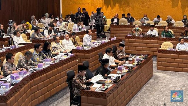 Rapat Kerja Komisi V DPR RI bersama Menteri Pekerjaan Umum, Menteri Perumahan dan Kawasan Perumahan, Menteri Desa dan Pembangunan Daerah Tertinggal dan Menteri Transmigrasi terkait Penetapan Perubahan RKA K/L, Selasa (3/12/2024). (CNBC Indonesia/Martyasari Rizky)