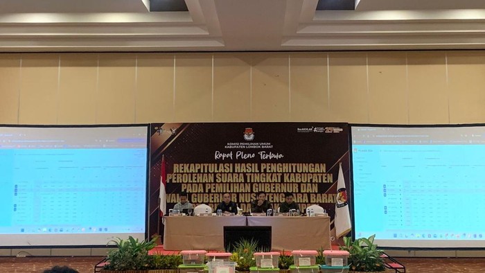 Rapat pleno Pilbup Lombok Barat di Desa Senggigi, Kecamatan Batulayar, Lombok Barat, Selasa (3/12/2024). (Dok. KPU Lombok Barat)