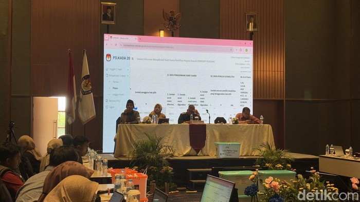 Rekapitulasi suara Pilwali Surabaya yang digelar KPU