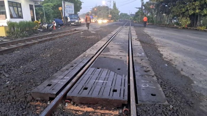 rel ka lamongan depan stadion surajaya diperbaiki