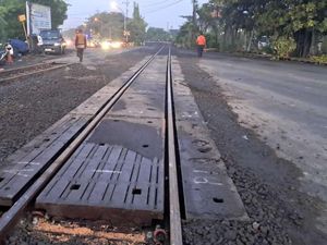 Daop 8 Surabaya Sebut Perbaiki Geometri Jalan di Jalur Rel KA Lamongan