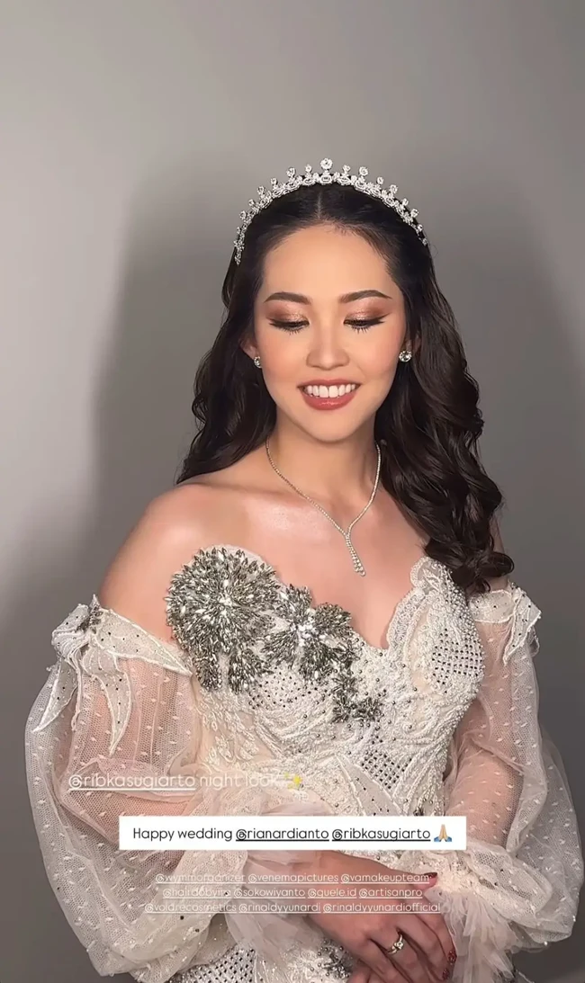 Melengkapi penampilannya, Ribka juga mengenakan tiara dan beberapa perhiasan berlian simpel, seperti kalung dan anting. Foto: Instagram/@vanny.adelina