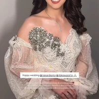 Melengkapi penampilannya, Ribka juga mengenakan tiara dan beberapa perhiasan berlian simpel, seperti kalung dan anting. Foto: Instagram/@vanny.adelina