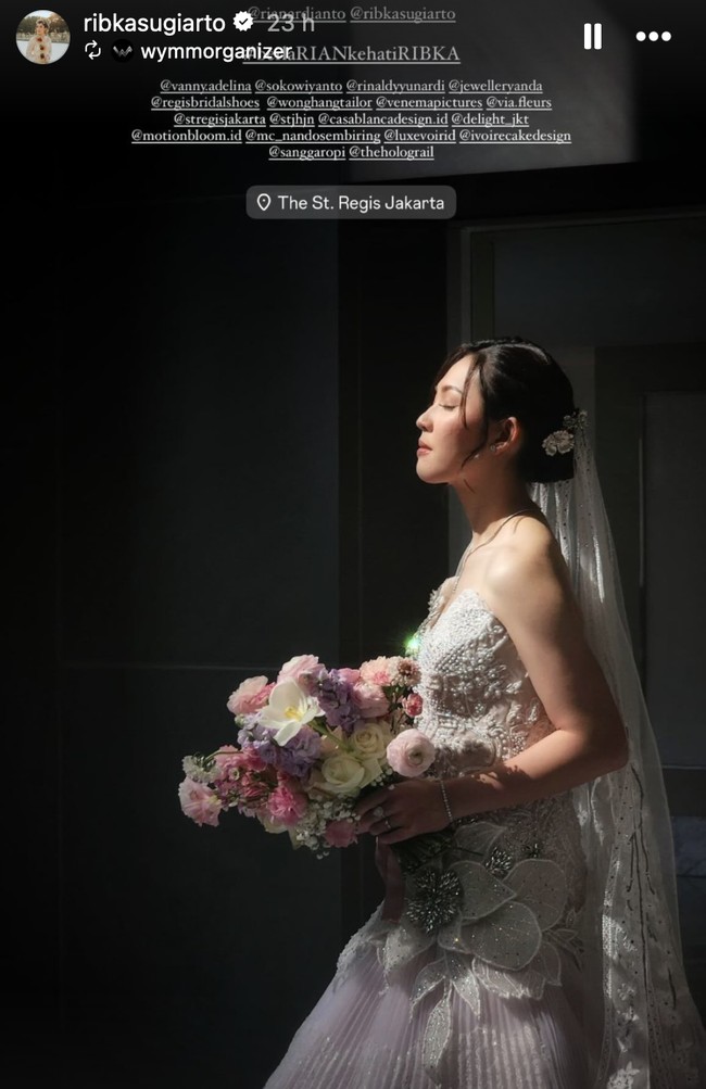 Ribka tampil cantik dalam balutan gaun pengantin putih strapless rancangan Soko Wiyanto. Gaun tersebut tampak memiliki lengan tambahan yang bisa ddicopot pasang untuk memberikan kesan look yang berbeda. Foto: Instagram/@ribkasugiarto