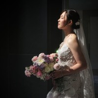 Ribka tampil cantik dalam balutan gaun pengantin putih strapless rancangan Soko Wiyanto. Gaun tersebut tampak memiliki lengan tambahan yang bisa ddicopot pasang untuk memberikan kesan look yang berbeda. Foto: Instagram/@ribkasugiarto