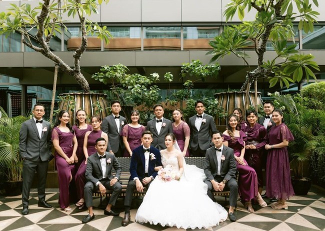 Rian dan Ribka juga tak lupa berpose bersama para groomsman dan bridesmaid di acara pernikahannya. Para groomsman terlihat kompak dengan setelan jas abu-abu, sementara bridesmaidnya mengenakan dress warna burgundy. Foto: Instagram/@ribkasugiarto
