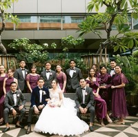 Rian dan Ribka juga tak lupa berpose bersama para groomsman dan bridesmaid di acara pernikahannya. Para groomsman terlihat kompak dengan setelan jas abu-abu, sementara bridesmaidnya mengenakan dress warna burgundy. Foto: Instagram/@ribkasugiarto