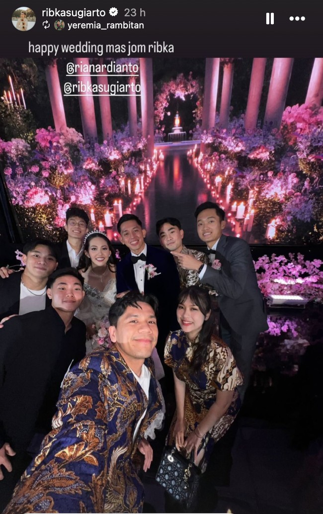 Dari foto-foto unggahan yang dibagikan juga terlihat dekorasi mewah bertabur bunga yang didominasi warna ungu dan pink di resepsi pernikahan Rian dan Ribka. Bunga-bunga tersebut dipadukan dengan dekorasi lilin-lilin yang menyala untuk menambah kesan romantis. Foto: Instagram/@ribkasugiarto