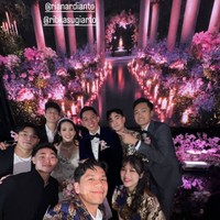 Dari foto-foto unggahan yang dibagikan juga terlihat dekorasi mewah bertabur bunga yang didominasi warna ungu dan pink di resepsi pernikahan Rian dan Ribka. Bunga-bunga tersebut dipadukan dengan dekorasi lilin-lilin yang menyala untuk menambah kesan romantis. Foto: Instagram/@ribkasugiarto