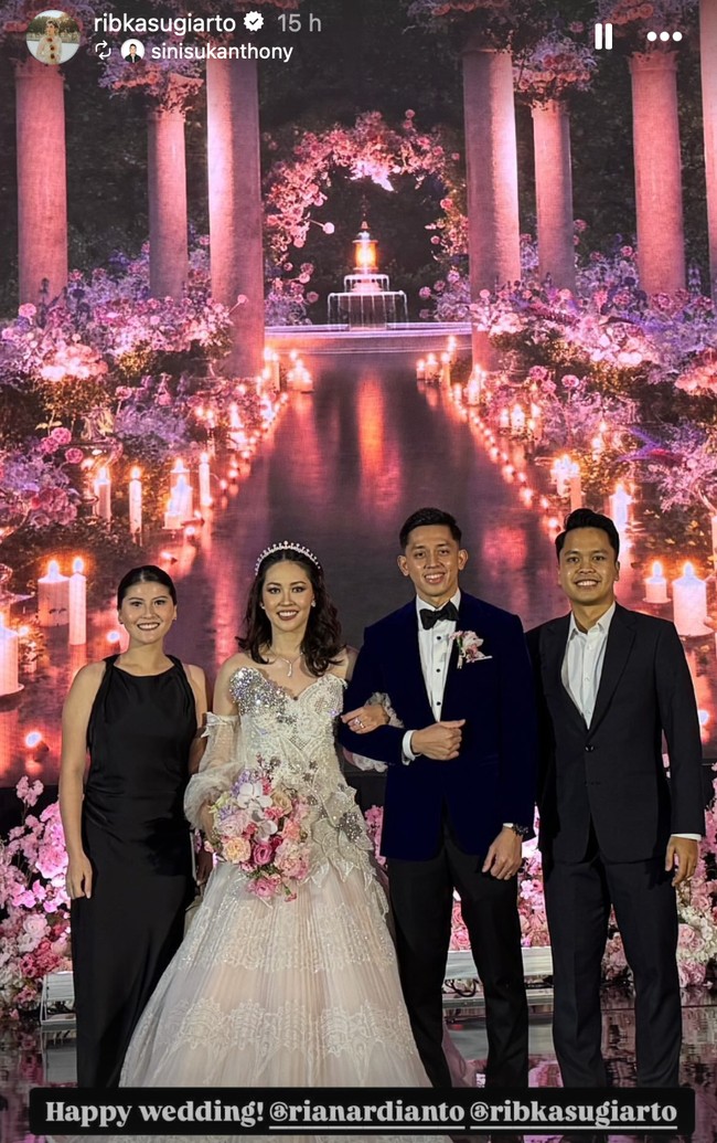 Rekan sesama pebulu tangkis Rian dan Ribka, Anthony Sinisuka Ginting juga terlihat turut hadir dengan mengajak serta istrinya, Mitzi Abigail. Keempatnya tampak berpose bersama. Foto: Instagram/@ribkasugiarto