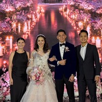 Rekan sesama pebulu tangkis Rian dan Ribka, Anthony Sinisuka Ginting juga terlihat turut hadir dengan mengajak serta istrinya, Mitzi Abigail. Keempatnya tampak berpose bersama. Foto: Instagram/@ribkasugiarto