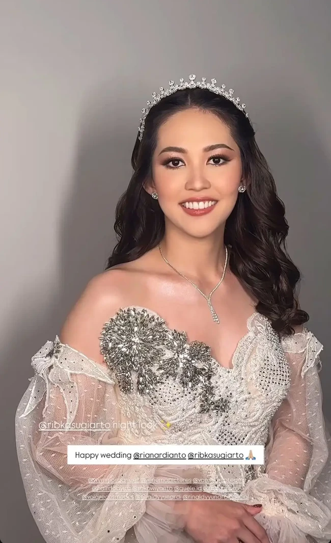 Penampilan Ribka terihat semakin cantik dengan riasan dari MUA Vanny Adelina. Rambut panjangnya pun tampak simpel dengan hanya dibuat curly. Foto: Instagram/@vanny.adelina