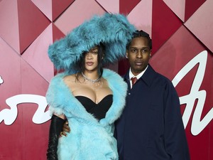 Rihanna Pakai Gaun Penuh Bulu di Fashion Awards, Karpet Merah Diprotes PETA