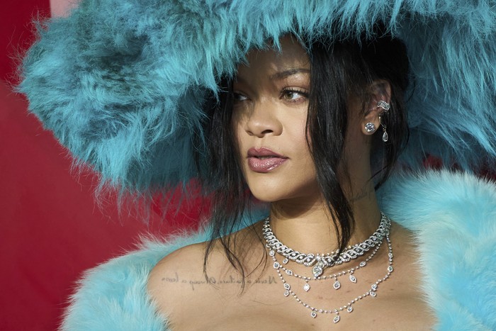 Rihanna dan A$AP Rocky Karpet Merah The Fashion Awards 2024 Rihanna and ASAP Rocky pose for photographers upon arrival at the The Fashion Awards 2024 on Monday, Dec. 2, 2024, in London. (Photo by Scott A Garfitt/Invision/AP)