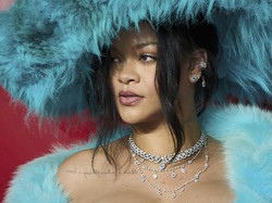 Nonton Konser Natal Mariah Carey, Rihanna Heboh Dapat Tanda Tangan di Dada