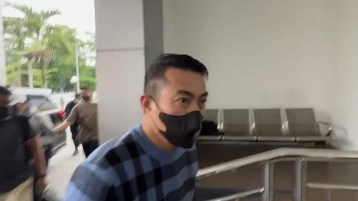 Risnandar Mahiwa saat tiba di VIP Lancang Kuning. (Istimewa)