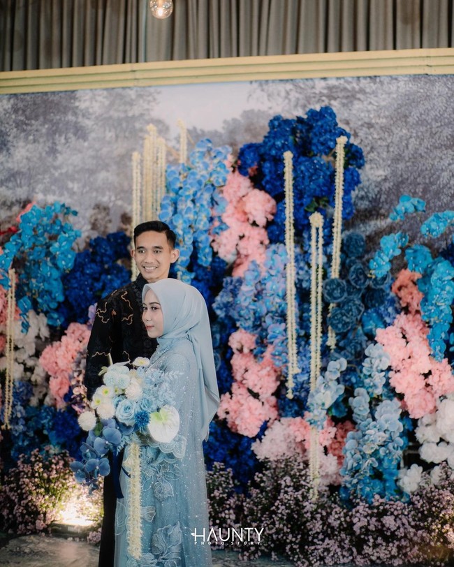 Dalam momen yang diunggah di media sosial Rizky terlihat menggelar lamaran yang cukup meriah di sebuah hotel di Surabaya. Acara tersebut dihiasi dekorasi bunga-bunga bernuansa biru sesuai dengan busana Shendy.  Foto: Haunty Photostory/Instagram Rizky Ridho
