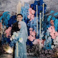 Dalam momen yang diunggah di media sosial Rizky terlihat menggelar lamaran yang cukup meriah di sebuah hotel di Surabaya. Acara tersebut dihiasi dekorasi bunga-bunga bernuansa biru sesuai dengan busana Shendy.  Foto: Haunty Photostory/Instagram Rizky Ridho