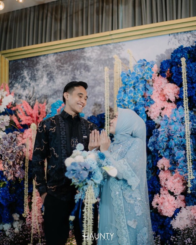 Begini potret Rizky Ridho dan Sendy Aulia ketika memamerkan cincin pertunangan di jari manis.  Bismillahirrahmanirrahim, tulis Ridho di postingan Instagram-nya. Foto: Haunty Photostory/Instagram Rizky Ridho
