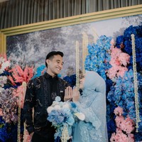 Begini potret Rizky Ridho dan Sendy Aulia ketika memamerkan cincin pertunangan di jari manis.  Bismillahirrahmanirrahim, tulis Ridho di postingan Instagram-nya. Foto: Haunty Photostory/Instagram Rizky Ridho